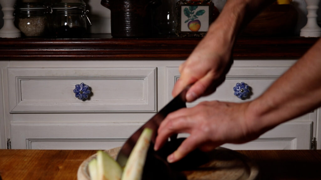 1. Die Auberginen für den veganen Sahnehering in etwa 0,5 cm breite Scheiben schneiden.