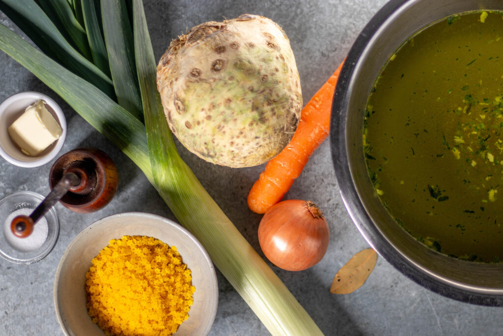 1. Die Zutaten für die Sterntalersuppe.