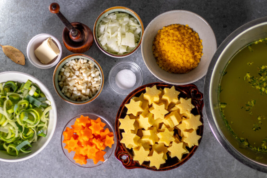 4. Die vorbereiteten Zutaten für die Sterntalersuppe mit veganem Eierstich.