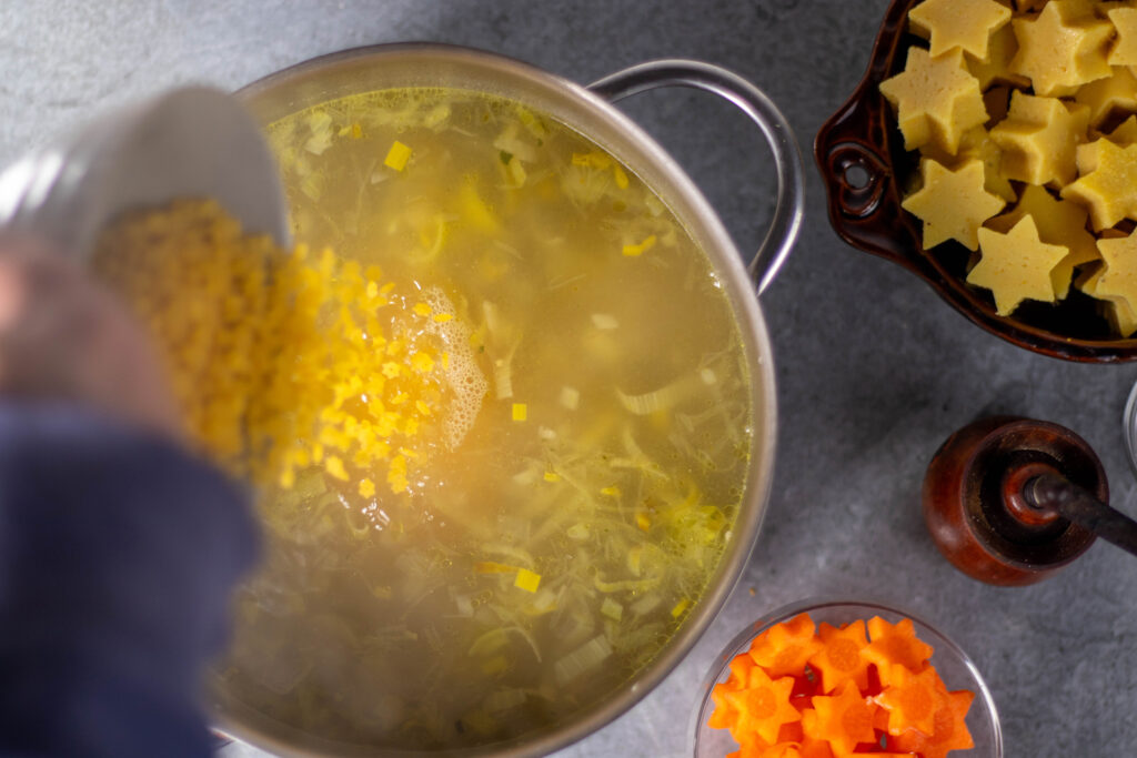 7. Sternnudeln und Möhren in die Suppe geben und 3 MInuten köcheln lassen.