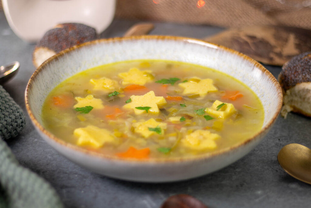 Sterntalersuppe mit veganem Eierstich