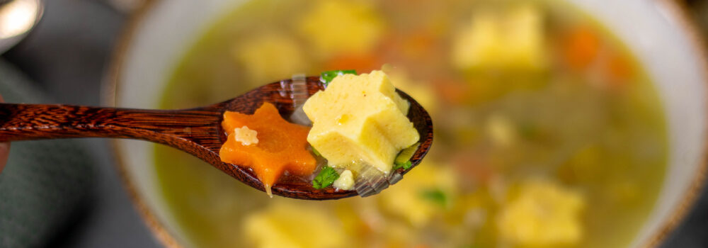 Veganer Eierstich ist eine festliche Suppeneinlage. Perfekt für klare Gemüsesuppen. Veganer Eierstich ist eine festliche Suppeneinlage. Perfekt für klare Gemüsesuppen.