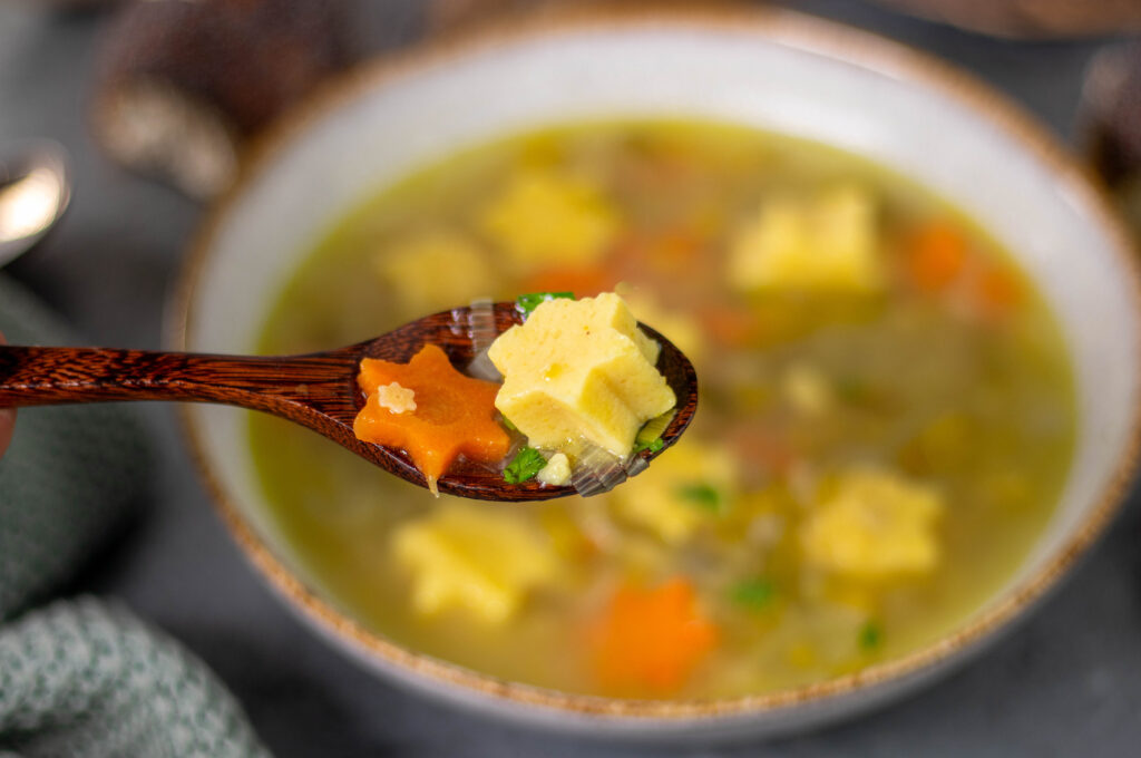 Veganer Eierstich ist eine festliche Suppeneinlage. Perfekt für klare Gemüsesuppen.
