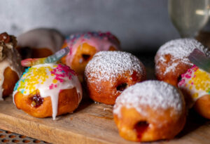 Vegane Berliner Pfannkuchen, fluffig, süß, mit Marmelade gefüllt