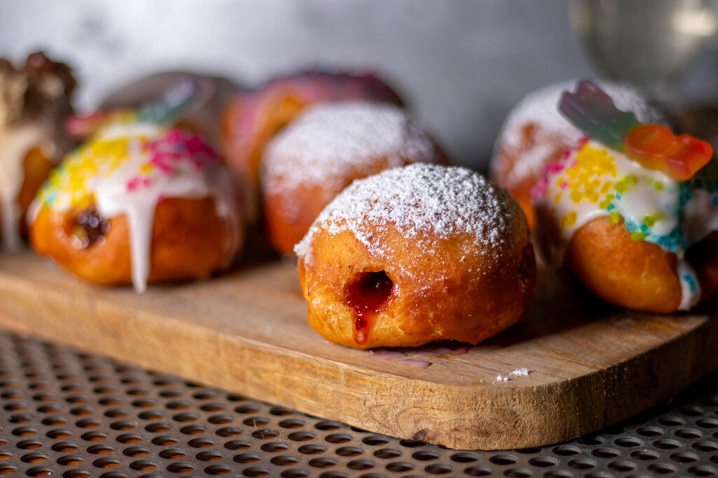 Mein Rezept für vegane Berliner Pfannkuchen funktioniert sehr gut mit, aber auch ohne Fritteuse.