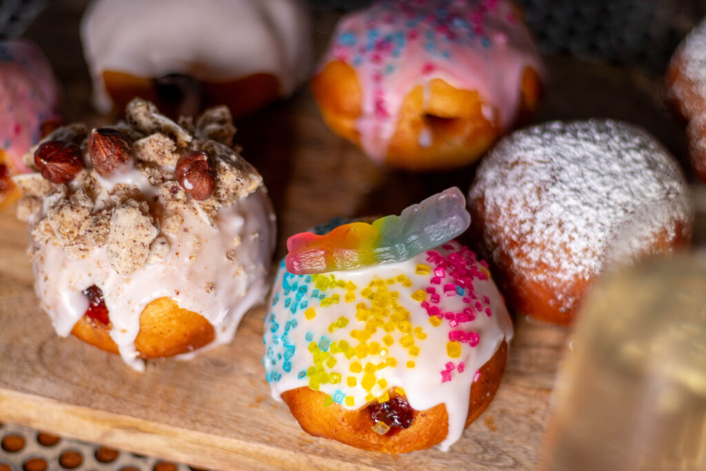 Vegane Berliner Pfannkuchen, fluffig, süß, mit Marmelade gefüllt