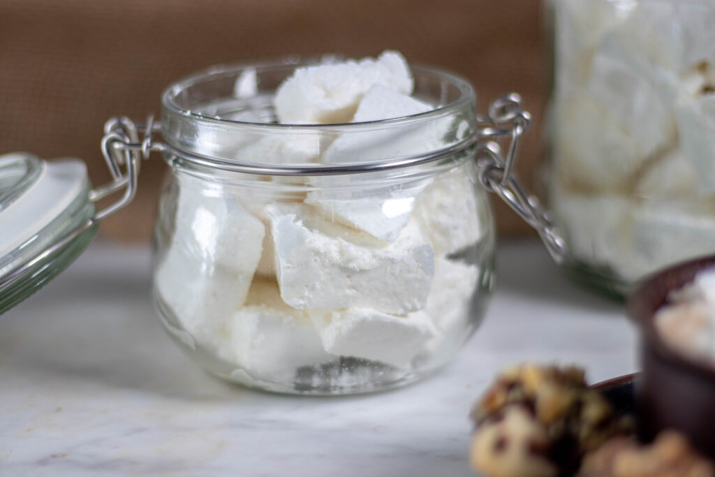 Vegane Marshmallows kann man sehr gut selber machen.