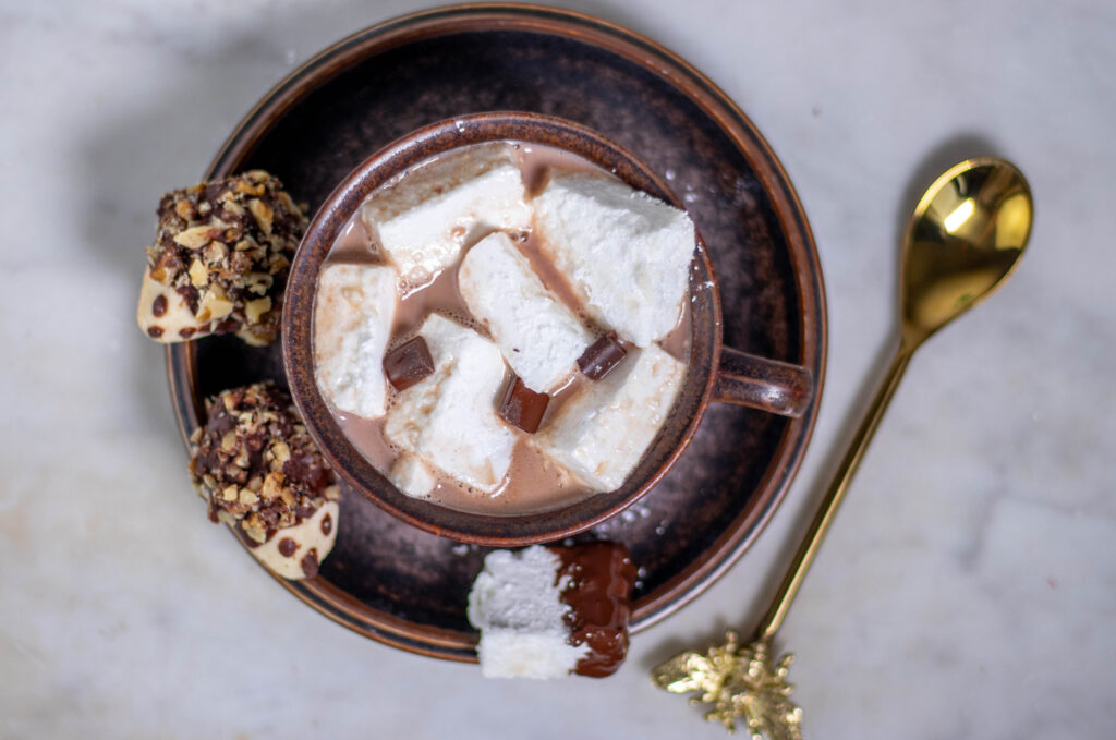 Vegane Marshmallows in heißer Schokolade, dazu Igelkekse