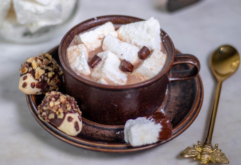 Süß, leicht vanillig, fluffig, schaumig und weich. Perfekt zum Rösten, für Desserts, zum Naschen und in heißer Schokolade.