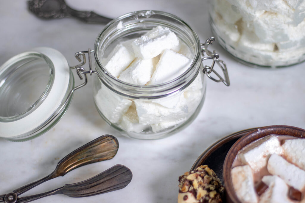 Marshmallows ohne Gelatine und Hühnereiweiß: vegetarische und vegane Marshmallows