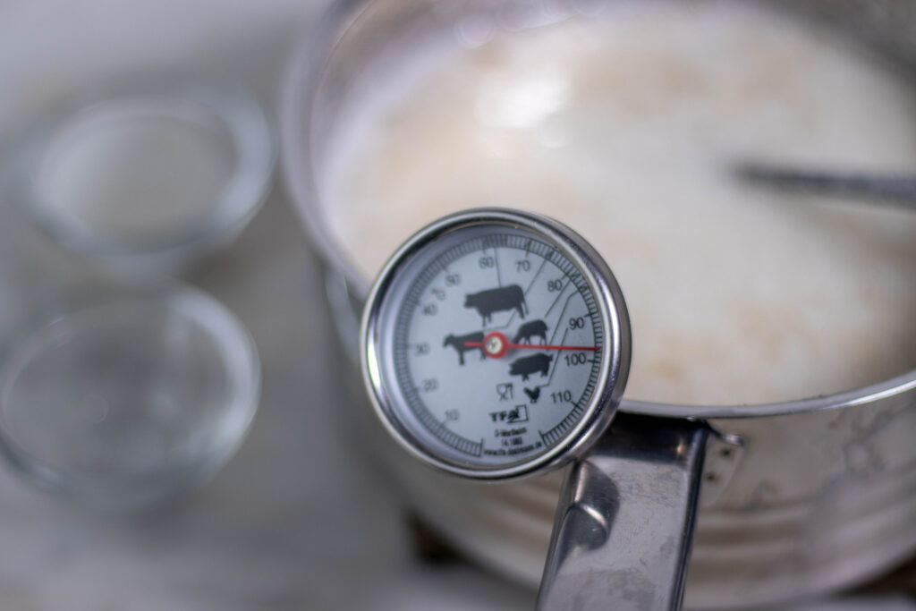 3. Die Zuckermasse auf 100° erhitzen.