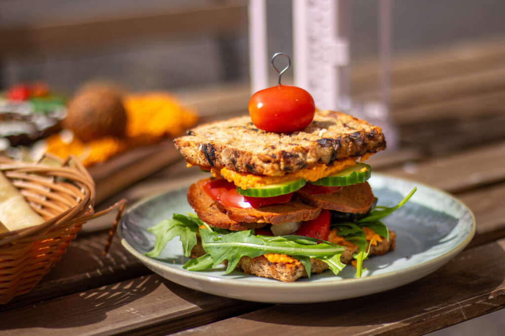 Nachtrag Dez. 2023: als ich noch mein Restaurant, die Plantenköök, hatte, gab es meine hausgemachte, vegane Chorizo dort auf einem der Sandwiches.