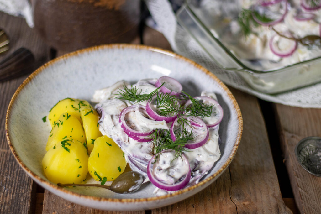 Mein veganer Heringsstipp auf Auberginenbasis ist die perfekte Alternative für alle, die dieses deutsche Fischgericht lieben, es aber lieber rein pflanzlich genießen wollen.