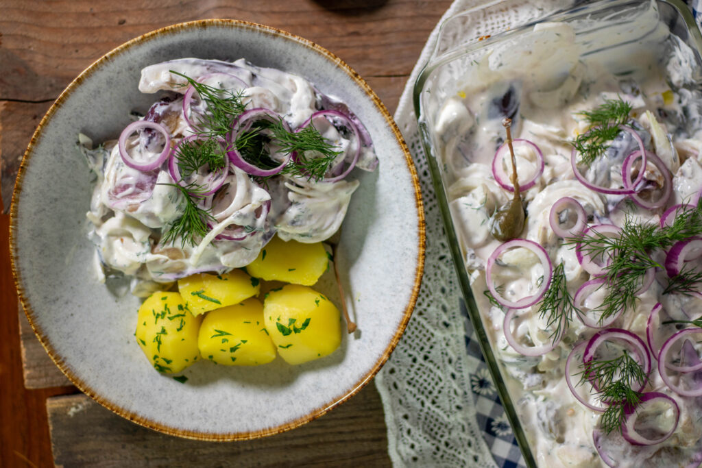 Veganer Sahnehering ist ein tolles Gericht, wenn Du Deinen Gästen die norddeutsche Küche zeigen willst.