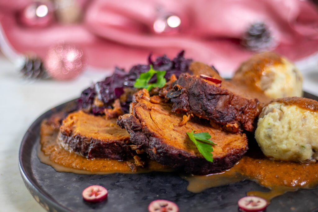 Veganer Sauerbraten mit typischen Weihnachtsbeilagen: Rotkohl, Knödel und Bratensauce