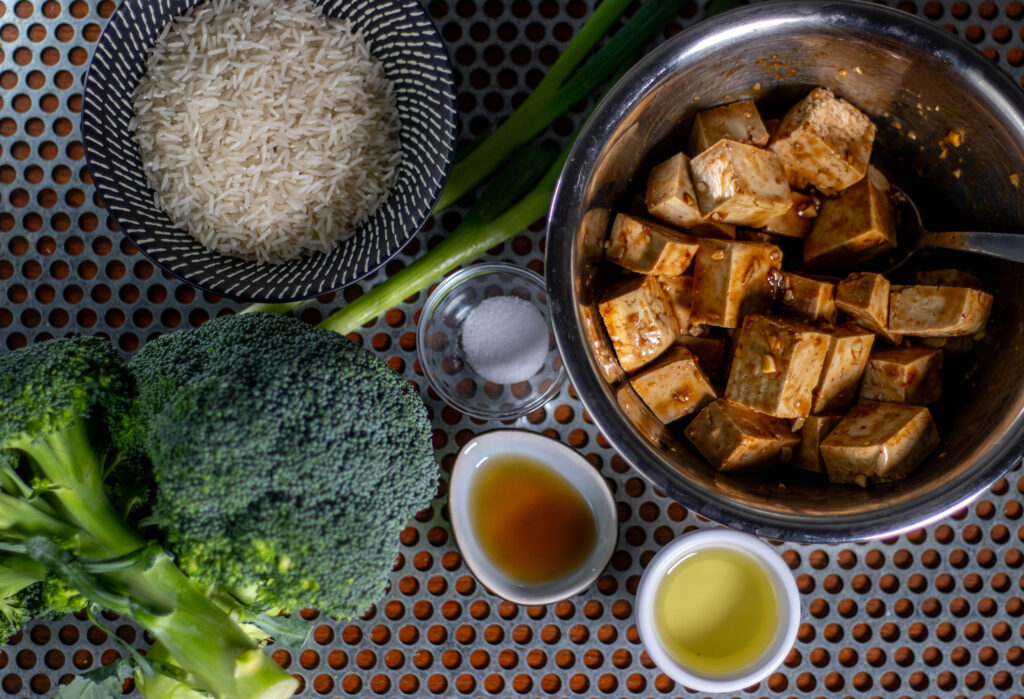 3. Der Tofu mariniert. Während dessen lässt sich der Rest zubereiten.