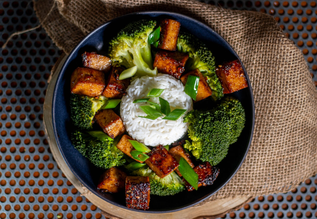 Asiatischer Knoblauch-Tofu mit Reis und Brokkoli