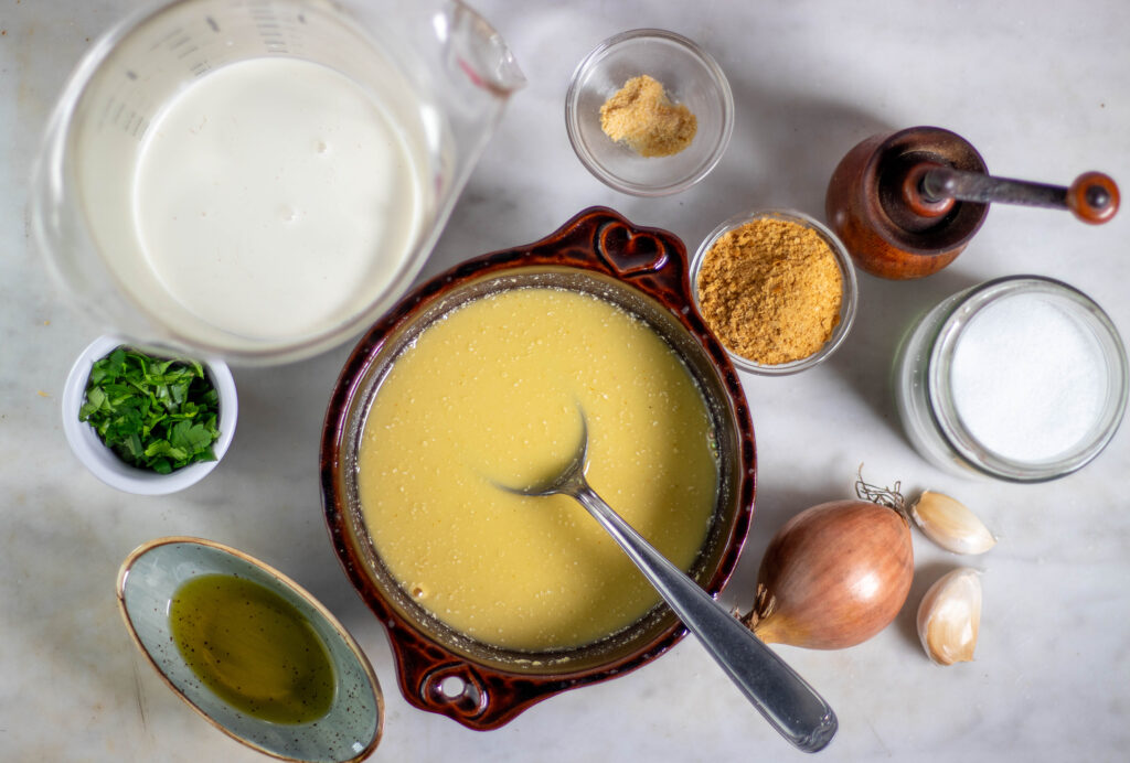3. Die Zutaten für die Carbonarasoße. Zwiebeln und Knoblauch werden in Olivenöl gerbatne, später kommen vegane Sahne, veganes Ei und die Würze hinzu.