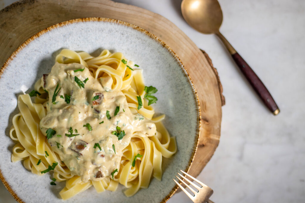 Carbonara Rezept mit veganem Speck aus Räuchertofu