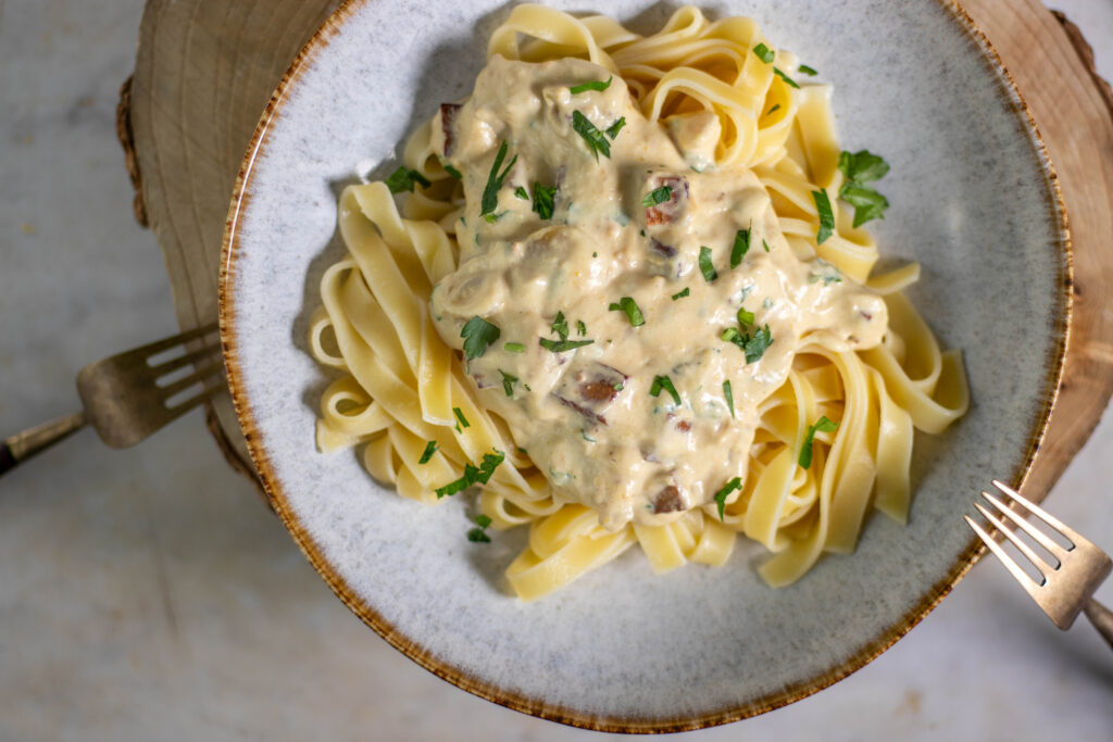 Dieses einfache vegane Carbonara Rezept ist so cremig und lecker wie der italienische Pastaklassiker.