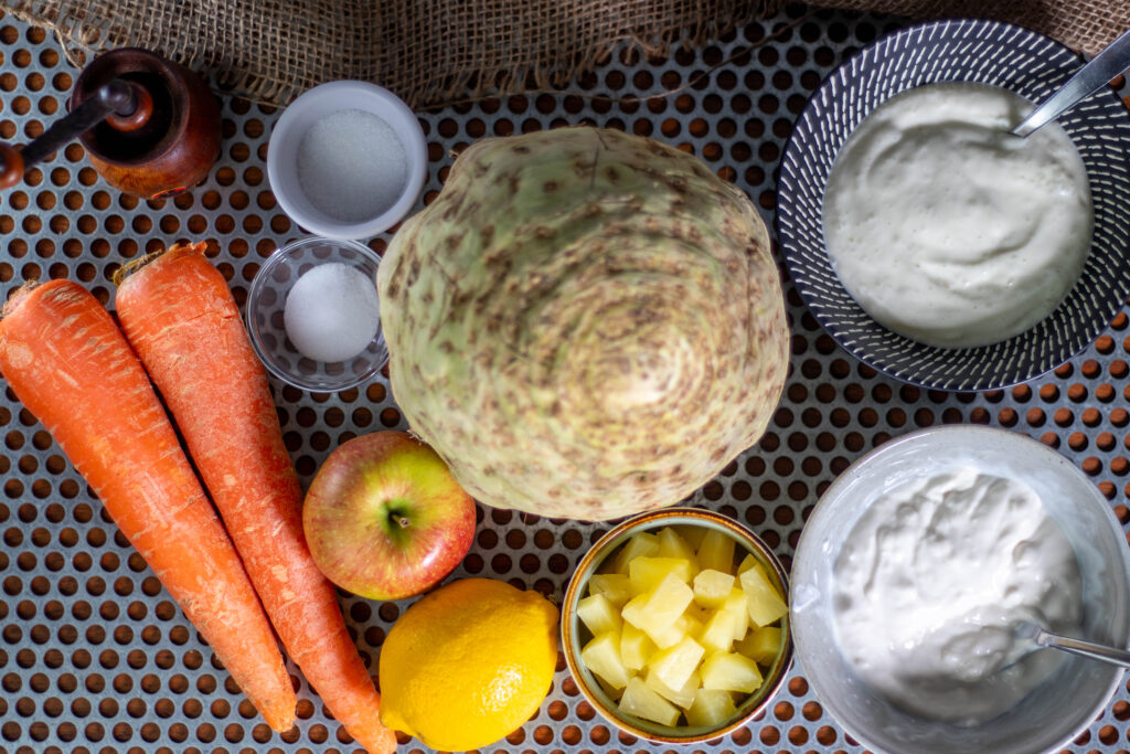 1. Die Zutaten für den veganen Salat mit selbstgemachter Mayonnaise und veganem Joghurt.