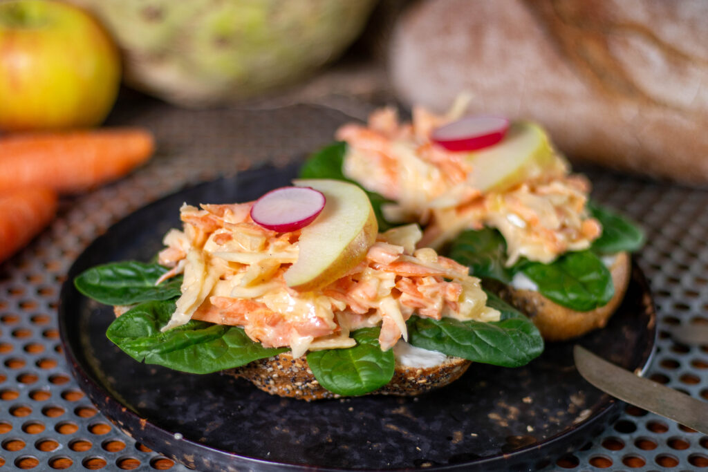 Abgeschmeckt mit Salz und Pfeffer ergibt sich aus Sellerie, Möhre, Apfel und Ananas ein fruchtig-herzhafter Salat, der in wenigen Minuten zubereitet ist.