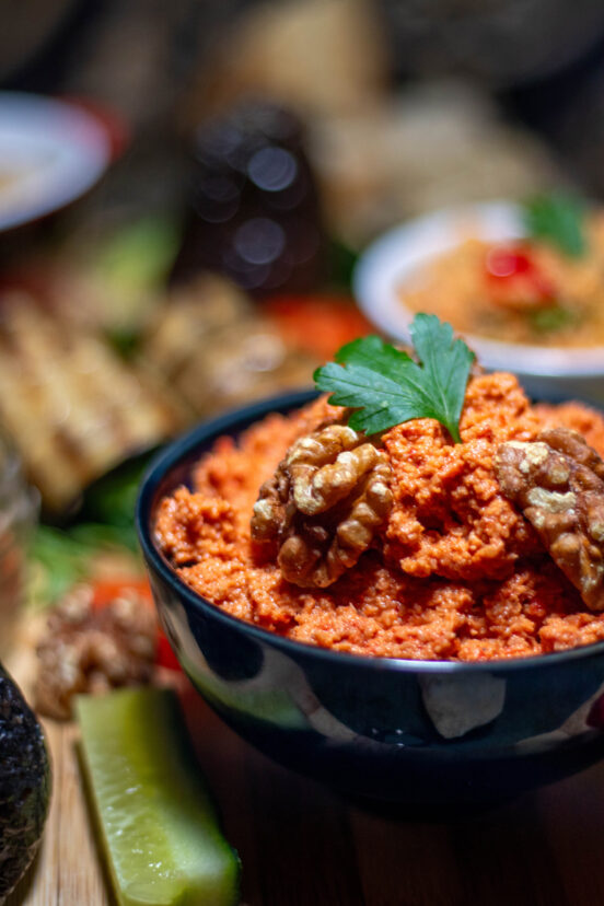 Muhammara ist ein würziger, aromatisch-süßer Dip