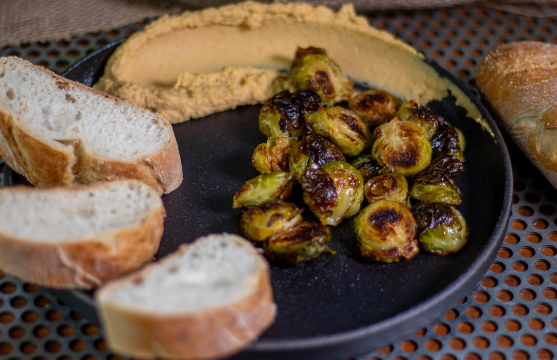 Knuspriger Rosenkohl aus dem Ofen mit Balsamico-Honig-Glasur