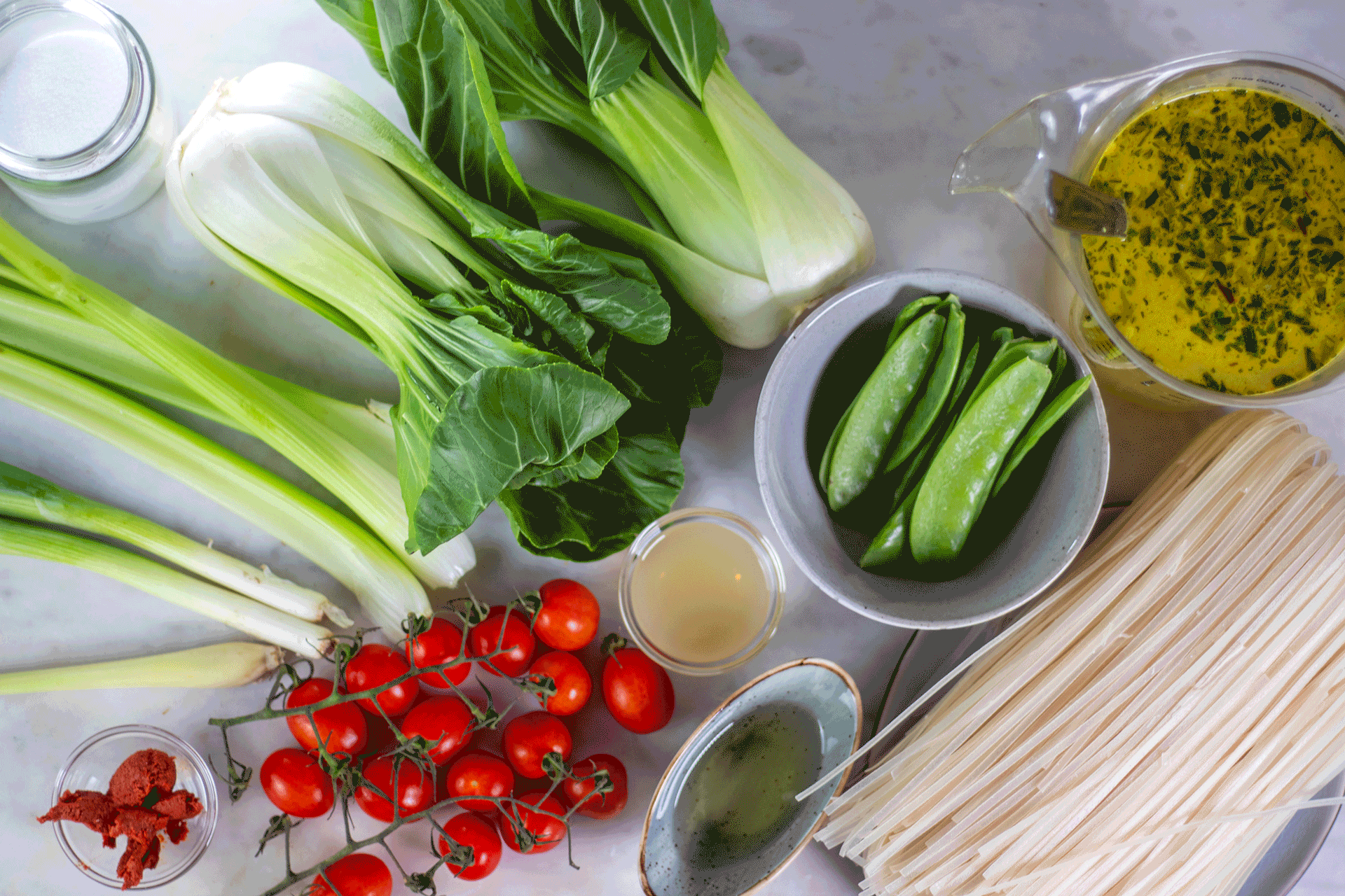 Zubereitung des Gemüses und anderer, guter Zutaten für die Zitronengras-Nudelsuppe.