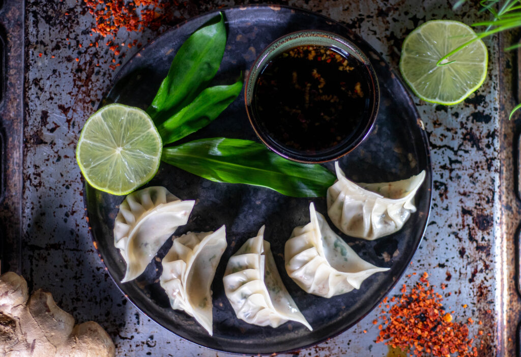 Bärlauch-Gyoza. Vegane, asiatische Potsticker. Teigtaschen mit einer deftigen Sojahackfüllung und würzigem Bärlauch.