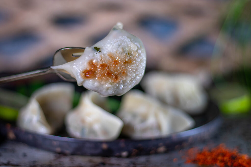 Bärlauch-Gyoza werden gebraten und gedämpft.