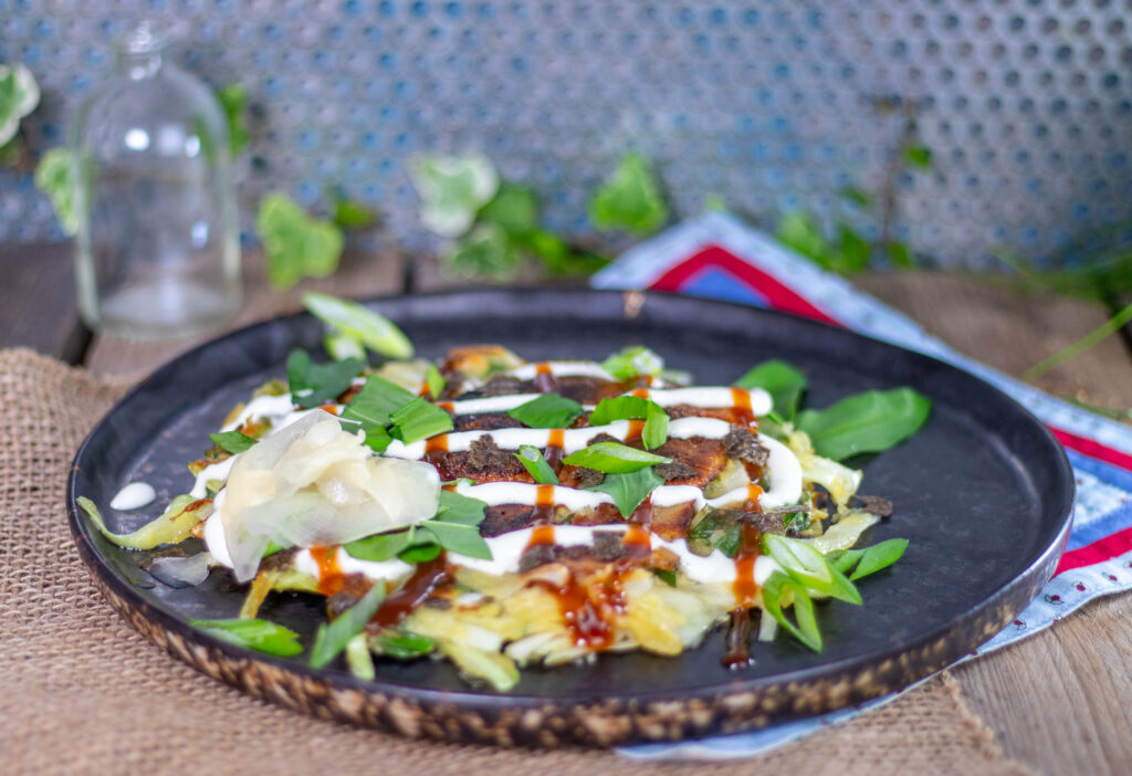Bärlauch-Okonomiyaki: japanische Küche mit regionalen Zutaten.