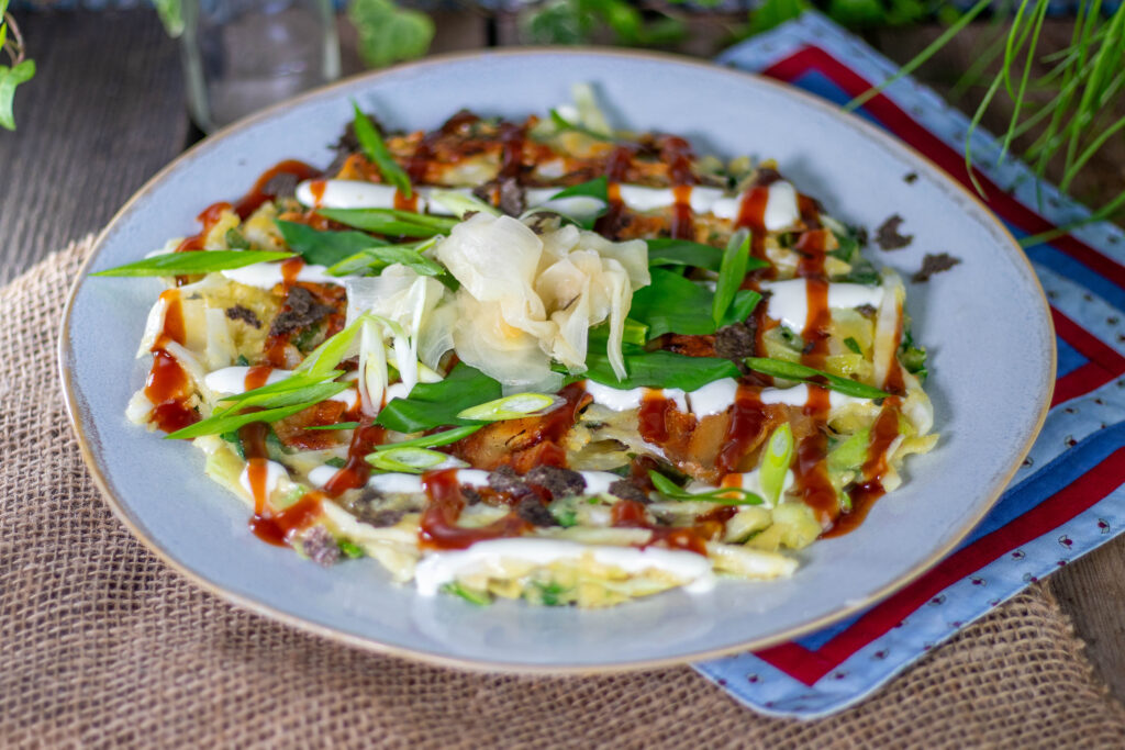 Ich bin so froh, dass ich Okonomiyaki mit Bärlauch ausprobiert und dieses Rezept entwickelt habe.