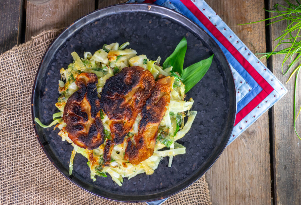 9. Zuletzt nochmal die andere Seite braten, dann auf einen Teler geben. NUn kommen die Toppings auf den Bärlauch-Okonomiyaki.