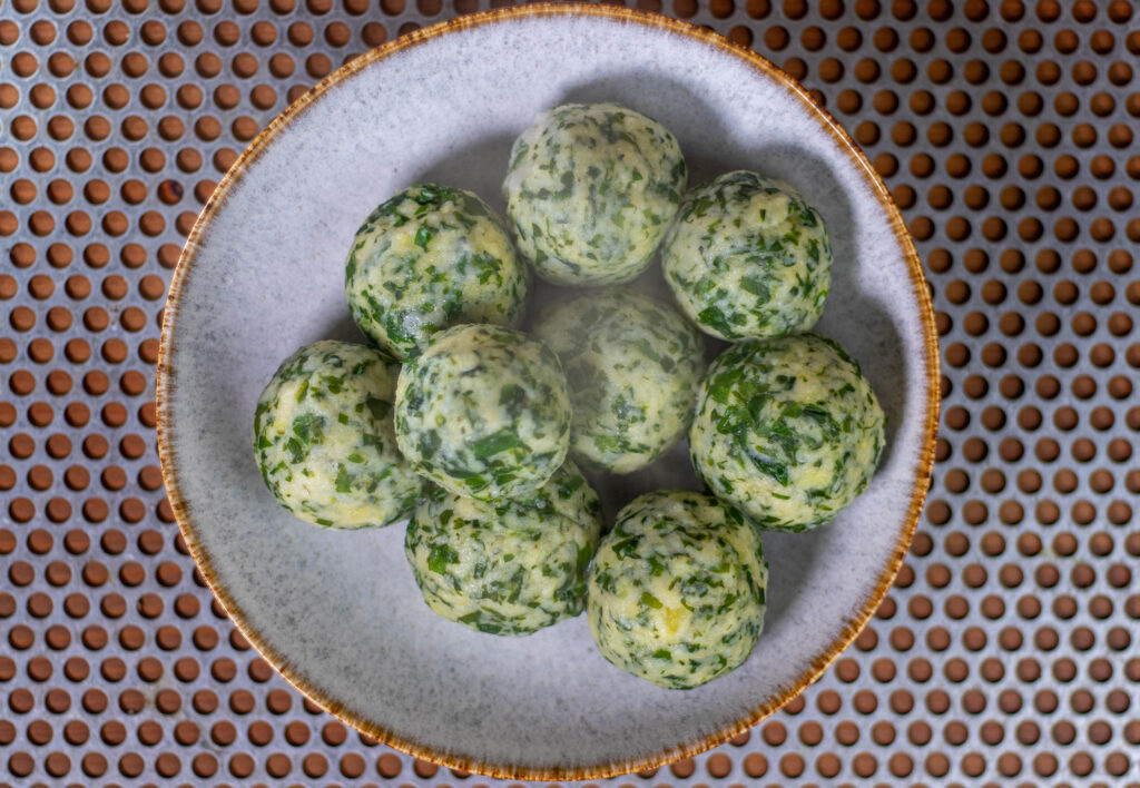 10. Frisch gegarte, dampfende Bärlauchknödel. Auch so schon sehr lecker, ohne den Knuspermantel.