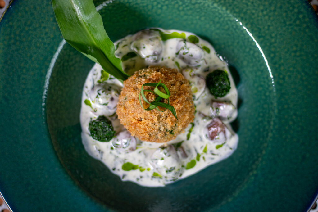 Vegane Bärlauchknödel im Knuspermantel.