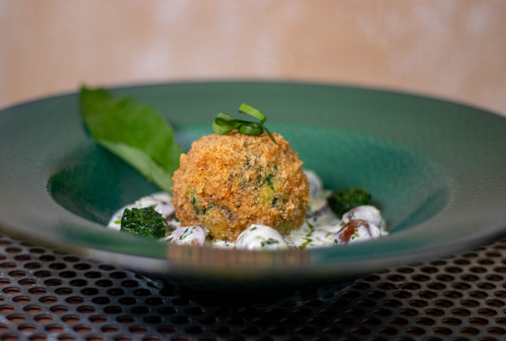 Kartoffelknödel mit Bärlauch in knusprigem Semmelbröselmantel