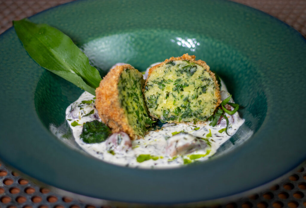 Bärlauchknödel im Knupsermantel gebraten: so schön grün und aromatisch.