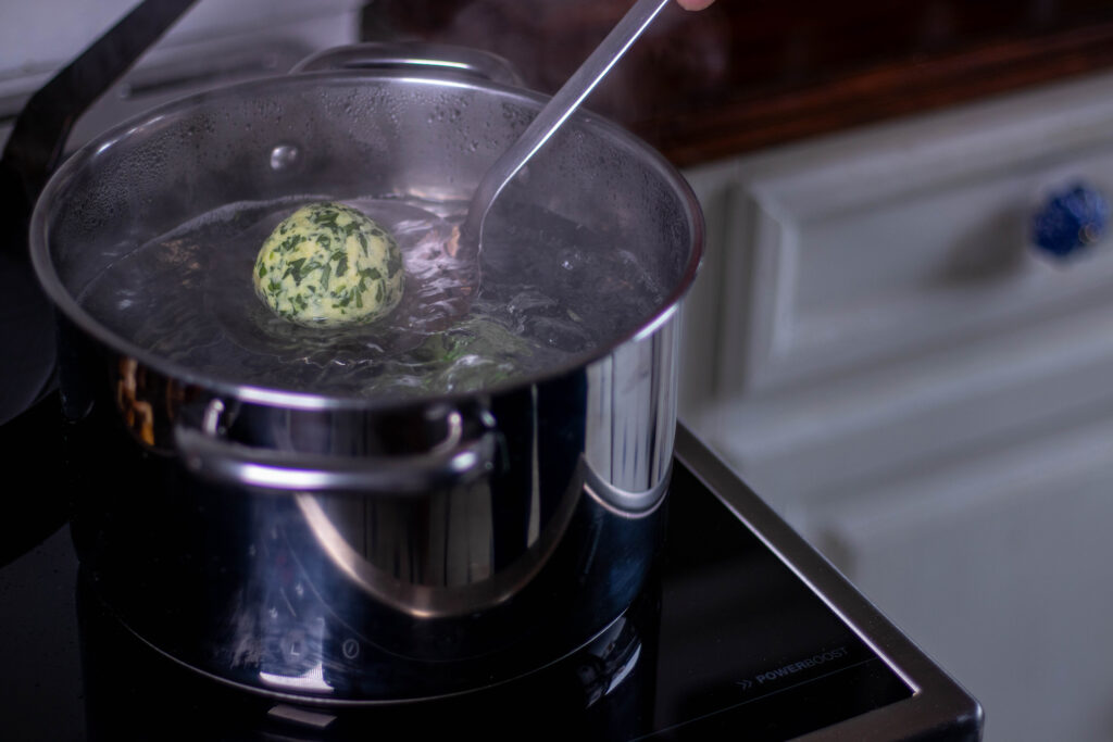 6. Die Knödel in das kochende Salzwasser geben.