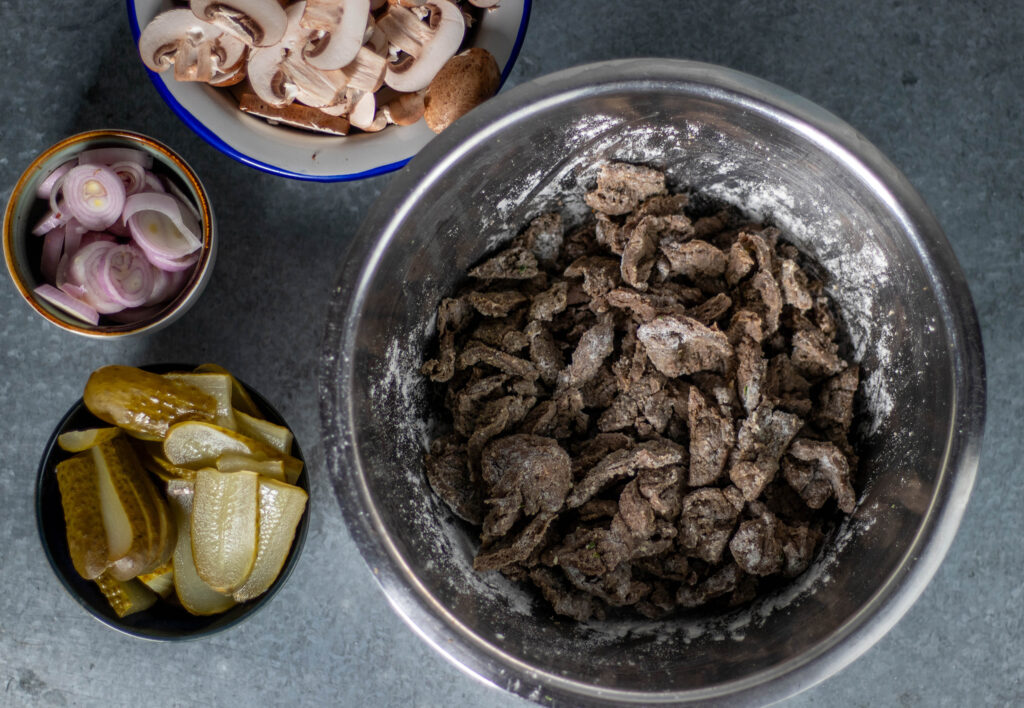 2. Mehlieren der veganen Filetspitzen.