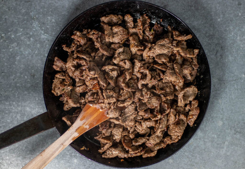 3. Anbraten der veganen Fleischstücke für das Bœuf Stroganoff. Danach muss nur noch alles nach Anleitung in die Sauce.