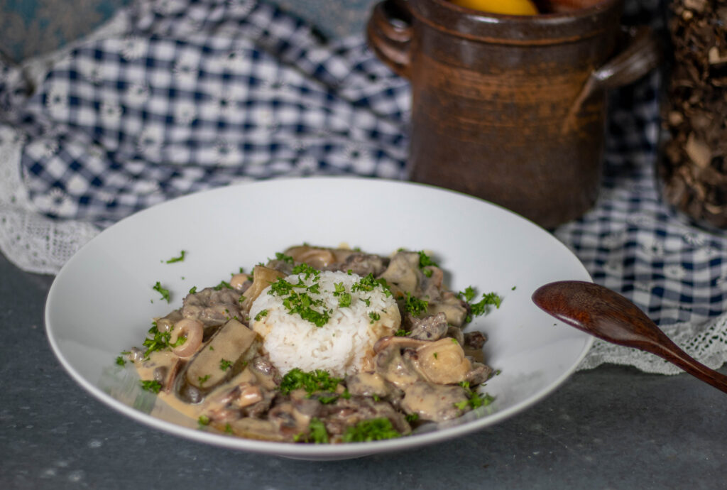 Hier mein fulminantes Rezept für veganes Bœuf Stroganoff. Einfach und lecker!