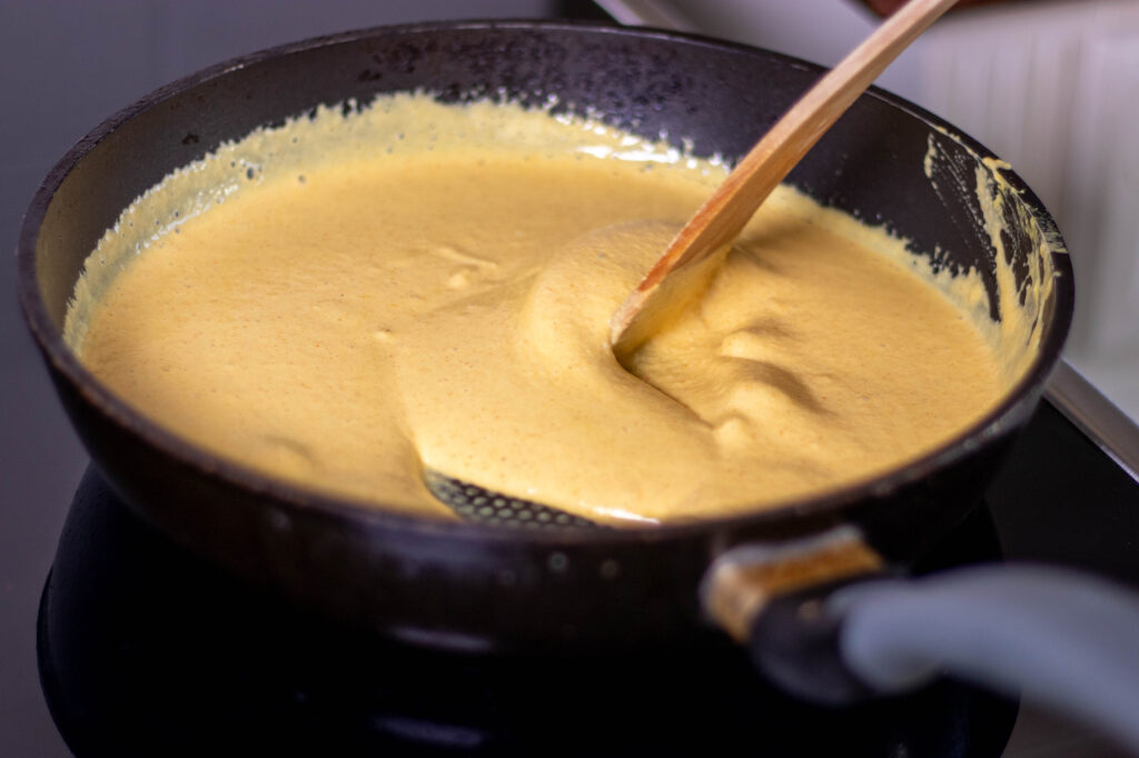 3. Die Käsemasse langsam erhitzen, aber nicht zum Kochen bringen.