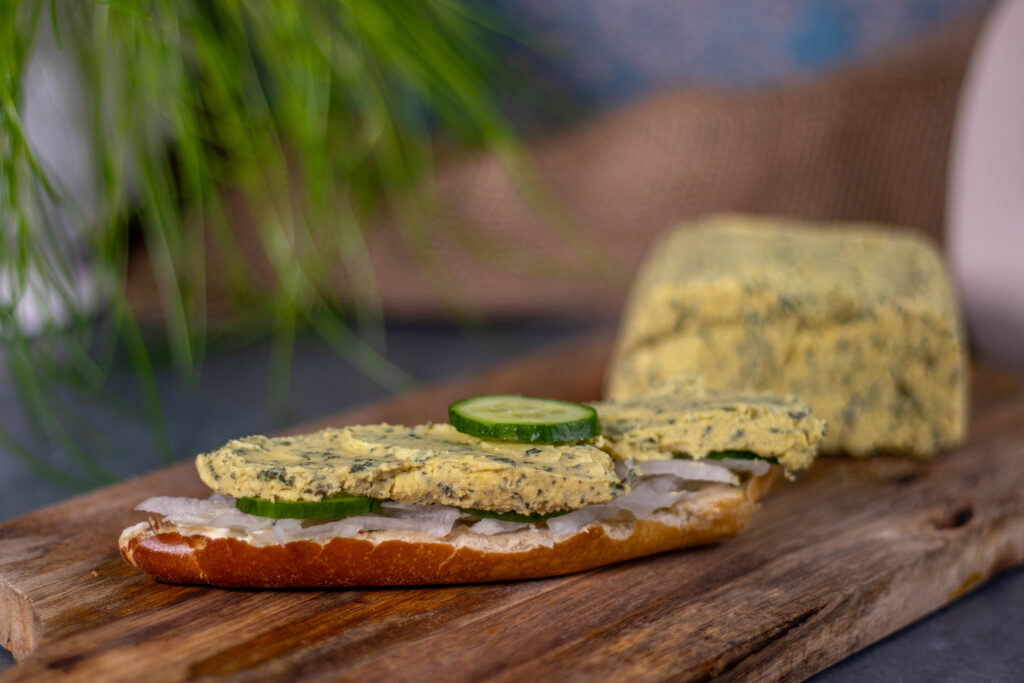 Hier habe ich etwas weniger Carrageen genommen. Dann wird der Brennnesselkäse etwas weicher und man kann ihn verstreichen.