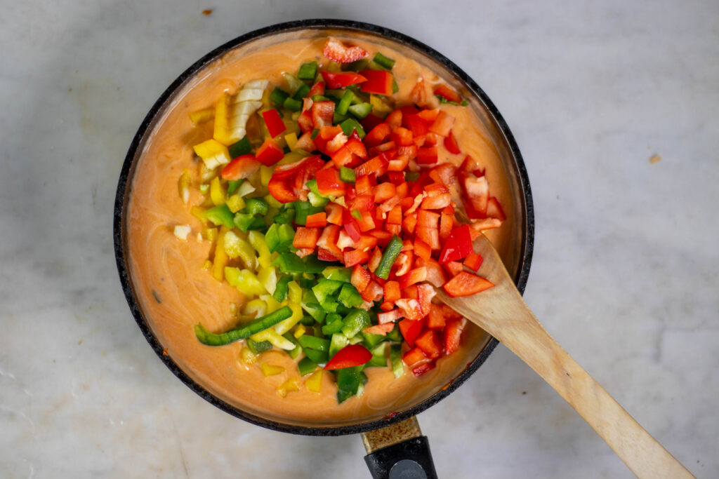 6. die frische Paprika einrühren und einkochen.