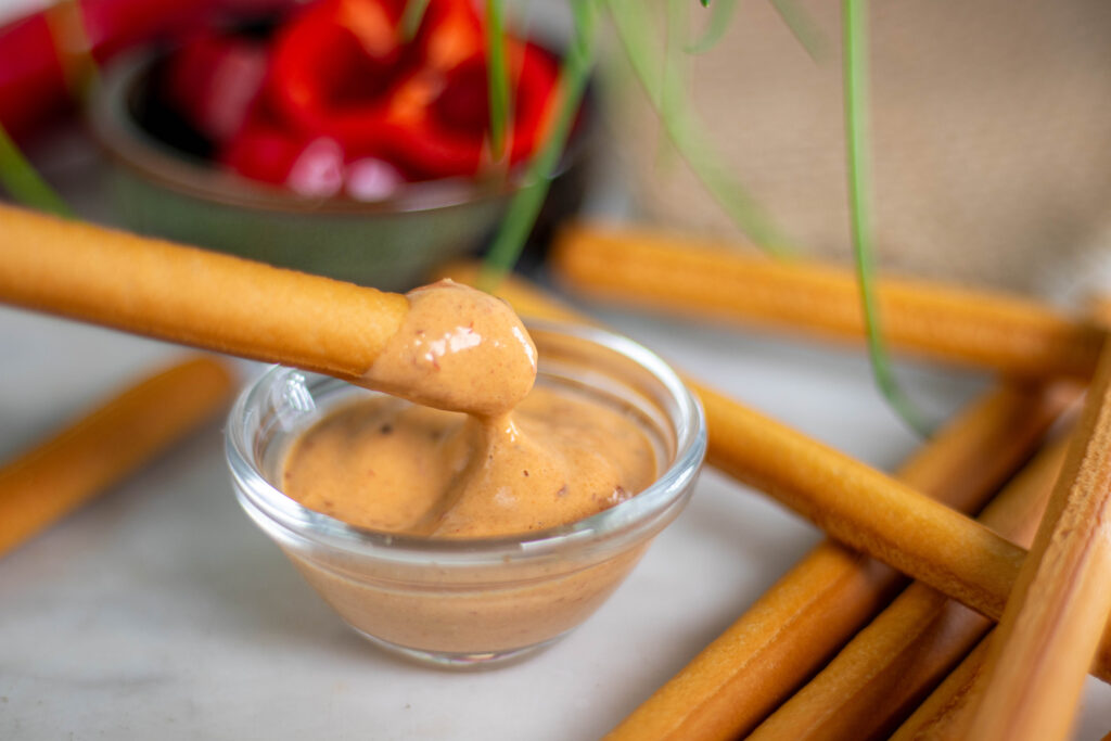 Chipotle-Mayonnaise ist eine köstliche Sauce, die den rauchigen und scharf-würzigen Geschmack von Chipotle-Chilischoten mit der cremigen Textur von Mayonnaise vereint.