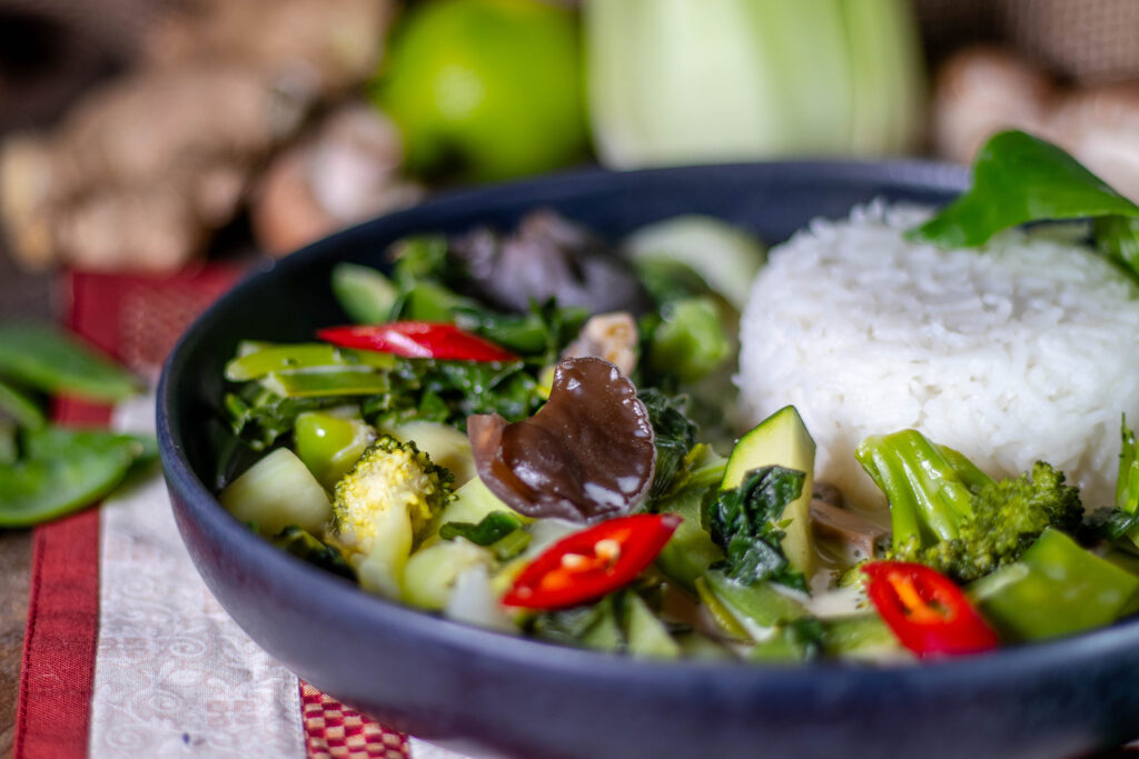 Grünes Bärlauch-Curry: voll mit grünem Gemüse und dabei ganz einfach zu kochen
