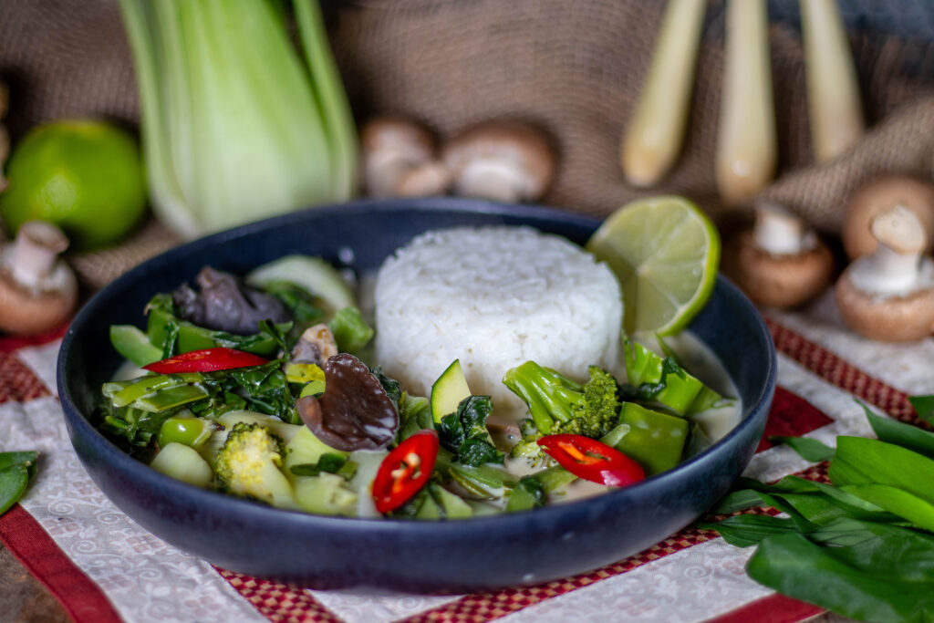 Mein Rezept für Grünes Bärlauch-Curry kombiniert die phantastischen Aromen eines grünen Thai-Currys mit der lauchigen Würze des Bärlauchs.