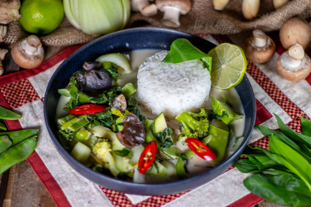 Grünes Thai Curry ist eine unglaublich aromatische und vielseitige Spezialität aus der thailändischen Küche.