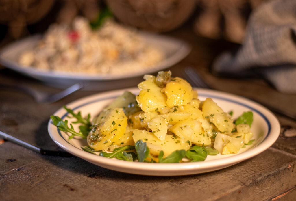 Die Gründe dafür, warum man Kartoffelsalat selbst machen sollte sind vielfältig.